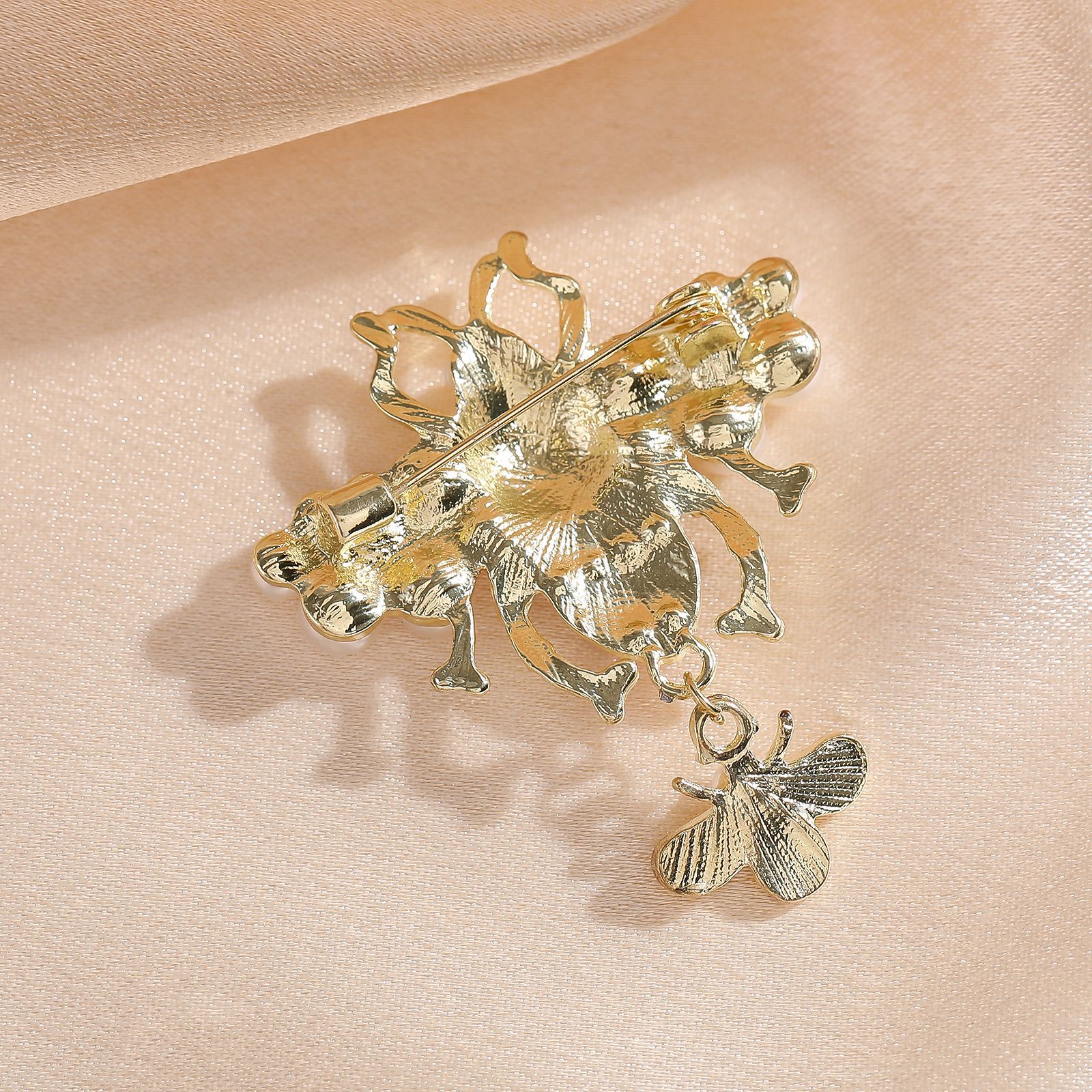 1Pc Vintage Bee Brooch for Wom - Men'S Accessories Trends 2025 incelemesi ve fiyatı